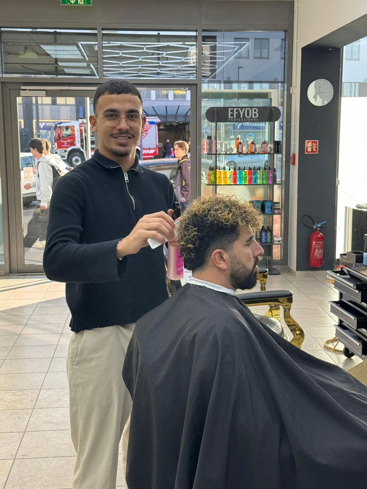 Barbier schneidet Haare eines Kunden im modernen Salon.